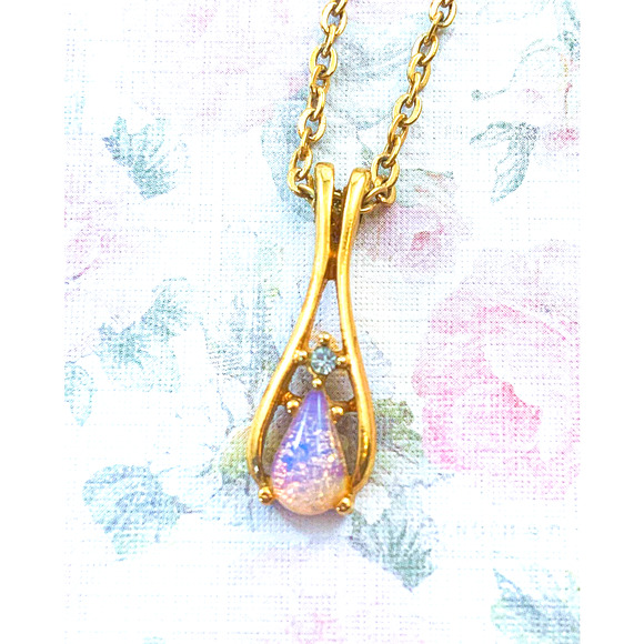 Avon Fireglow Teardrop Pendant / Necklace - 1977 Opal and Rhinestone Beauty! - Picture 1 of 9